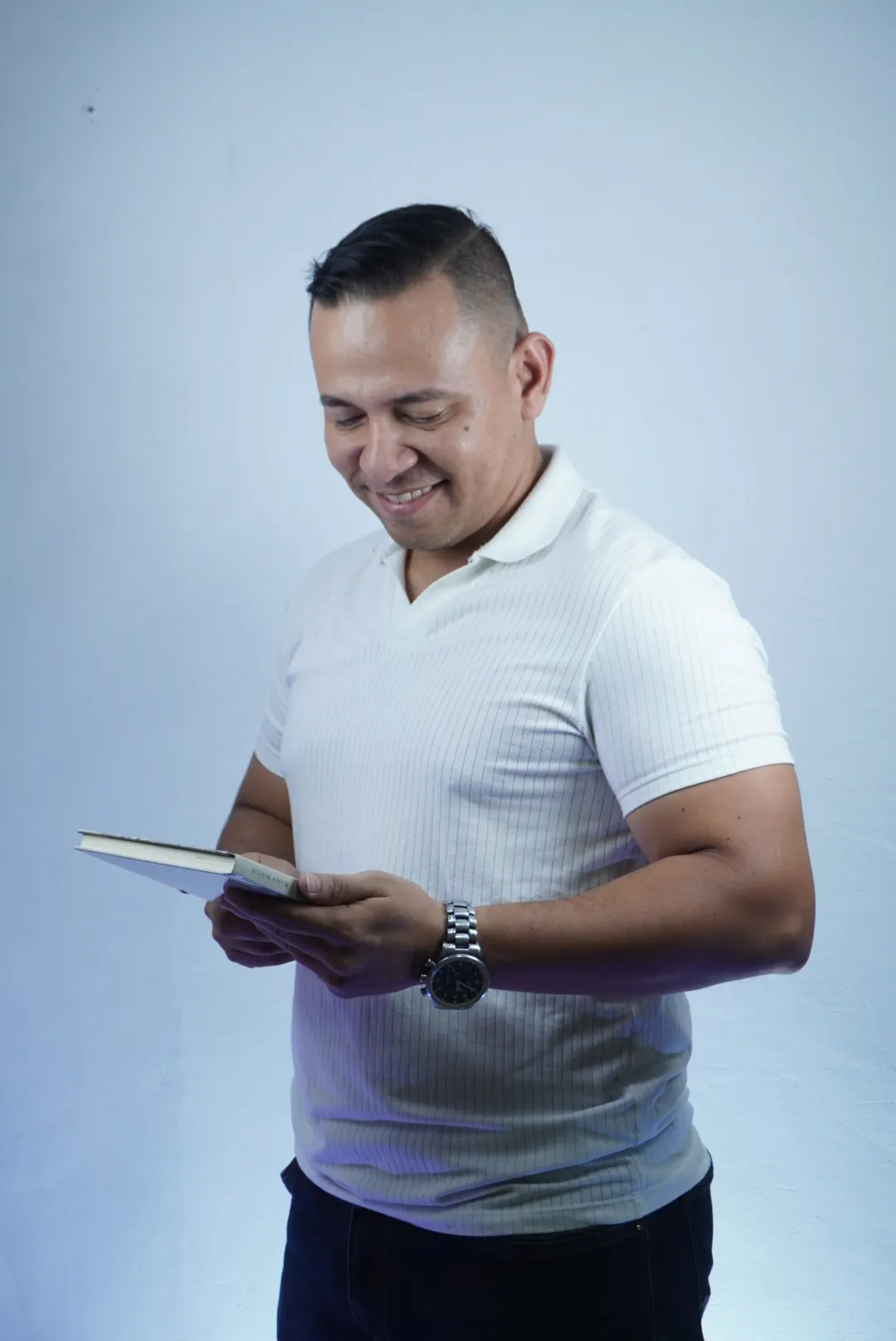 Frank Calderón sonriendo, con polo blanco