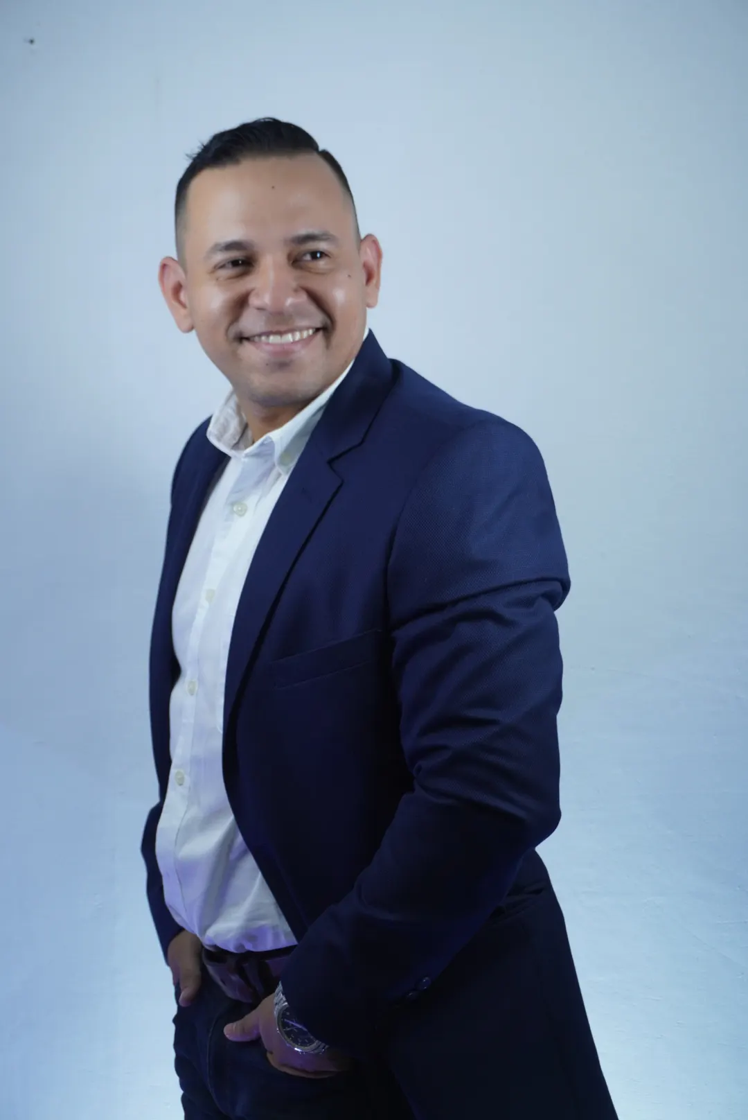 Frank Calderón sonriendo, con saco azul