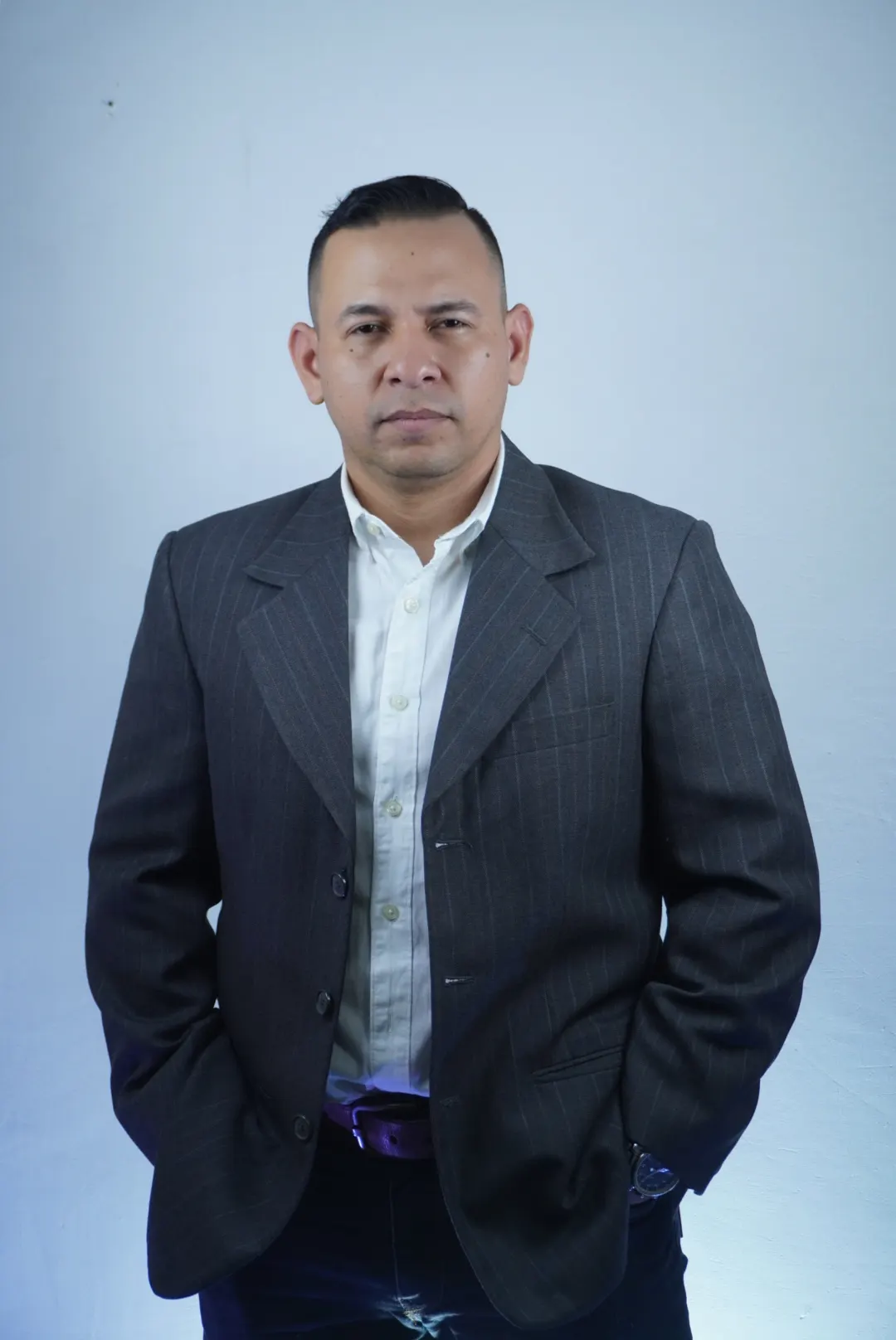 Retrato de Frank Calderón con saco gris